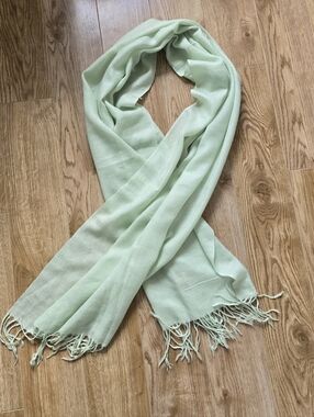 Cashmere PASHMINA in Lovely Soft Spring Green. Elegant Light Warmth